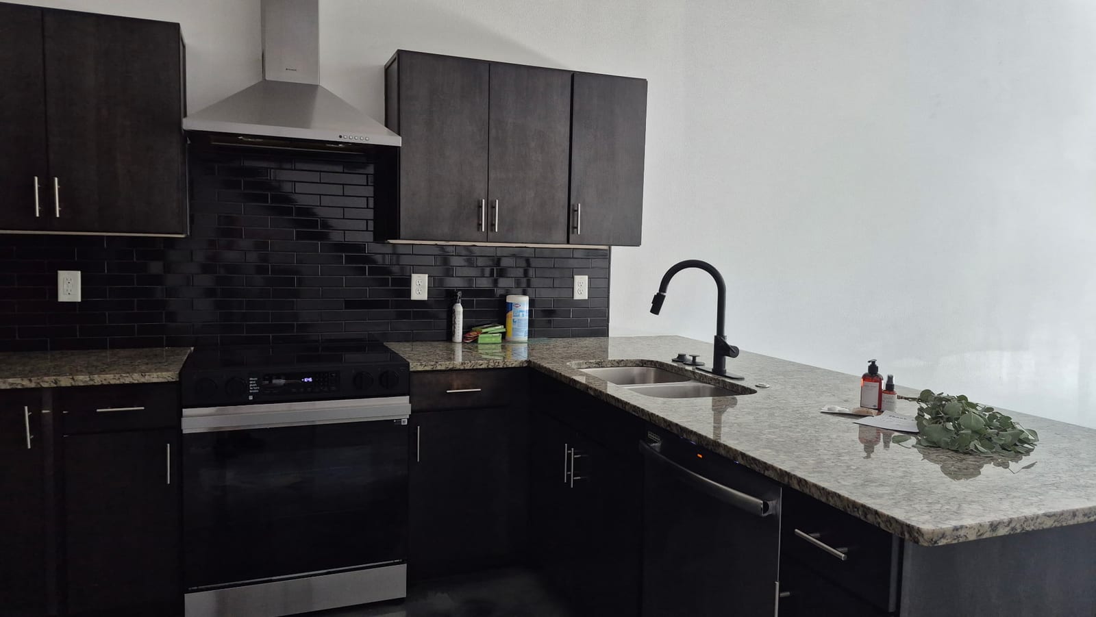 Dark Kitchen — Island Club Cleaning