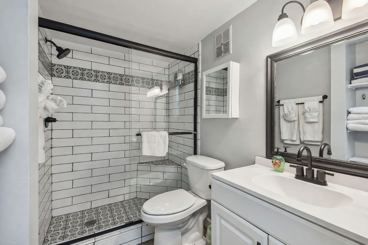 Subway Bath — Island Club Cleaning